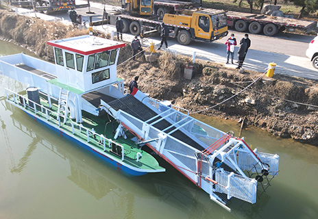 Лодка для очистки воды