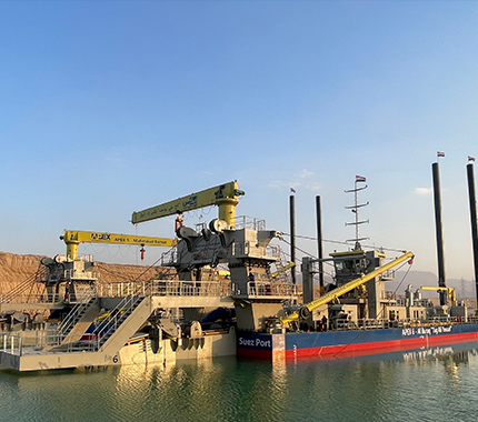 Крупнейший в мире земснаряд с разъемным днищем находится в Египте.