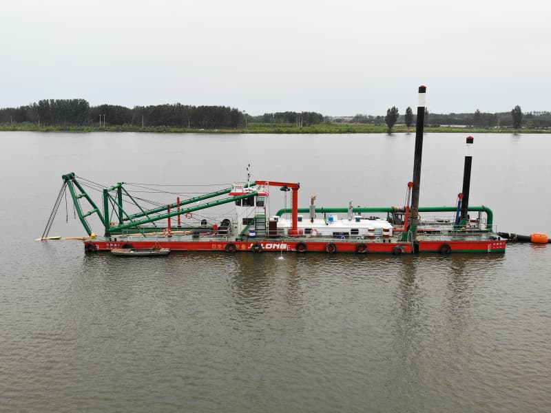 Земснаряд JLCSD500 с гидравлическим фрезерным сошником, 20 дюймов, производительностью 4000 м3/ч, предназначен для дноуглубительных и горнодобывающих работ.