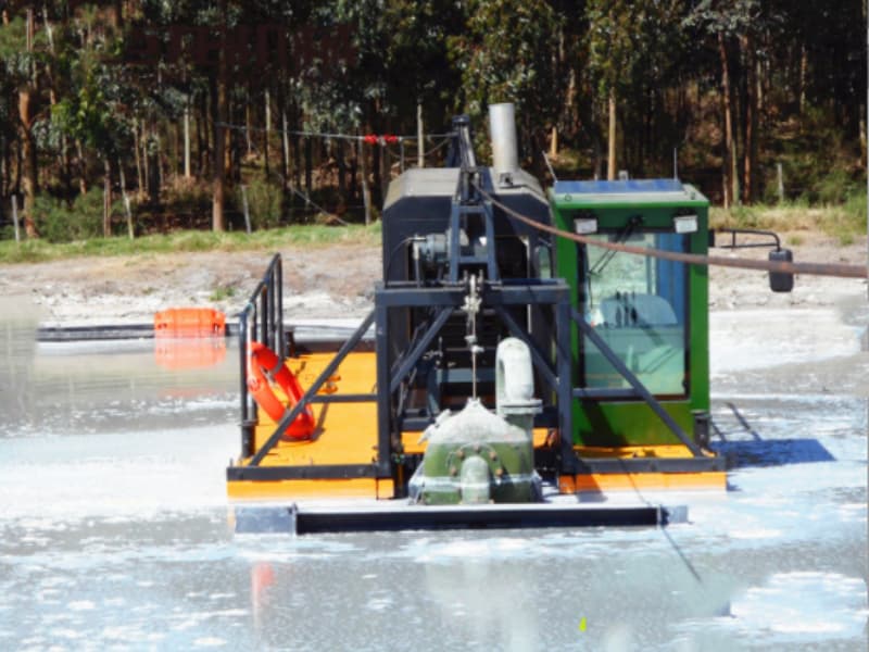 Земснаряд с гидравлическим приводом и шнековой головкой для дноуглубления речных озер и прудов.