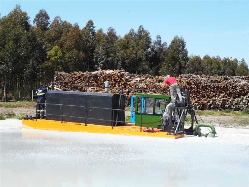 Земснаряд с гидравлическим приводом и шнековой головкой для дноуглубления речных озер и прудов.