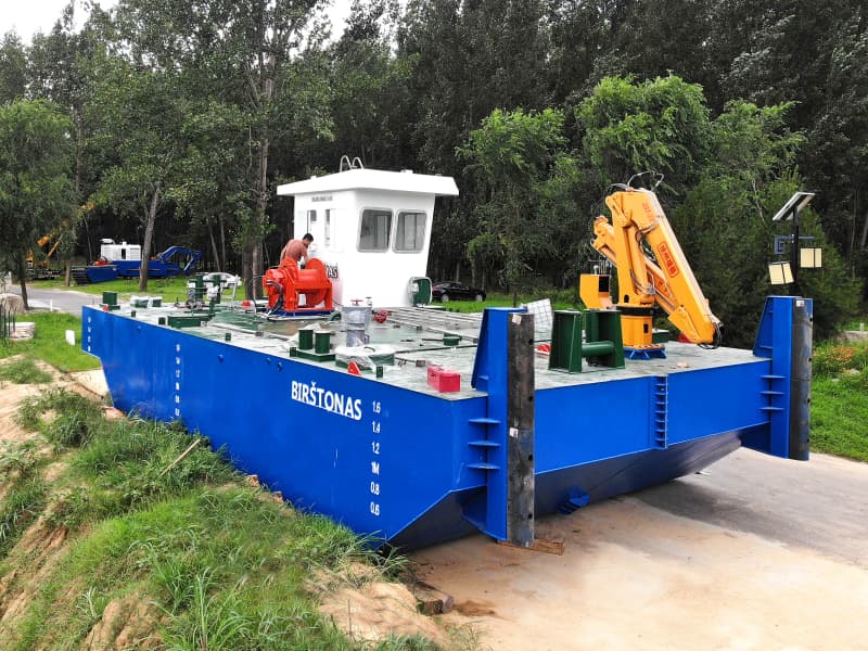 Многофункциональный рабочий катер, транспортный буксир-толкач.