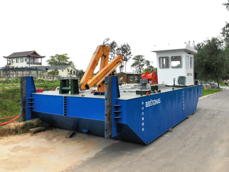 Многофункциональный рабочий катер, транспортный буксир-толкач.