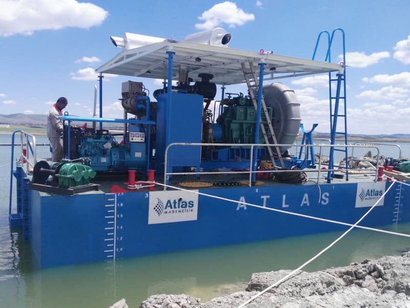 Плавучая насосная станция, повышающая производительность насоса для увеличения дальности сброса грунта земснарядом.