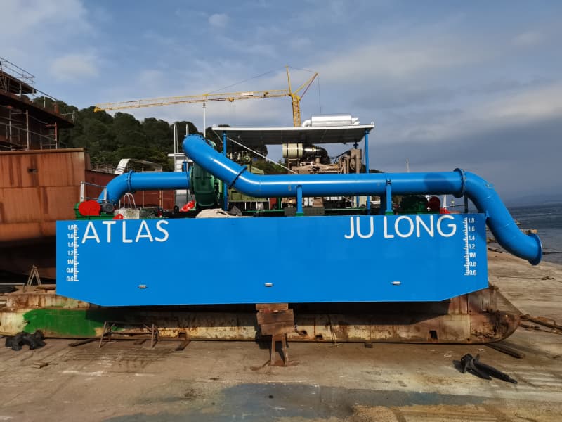 Плавучая насосная станция, повышающая производительность насоса для увеличения дальности сброса грунта земснарядом.