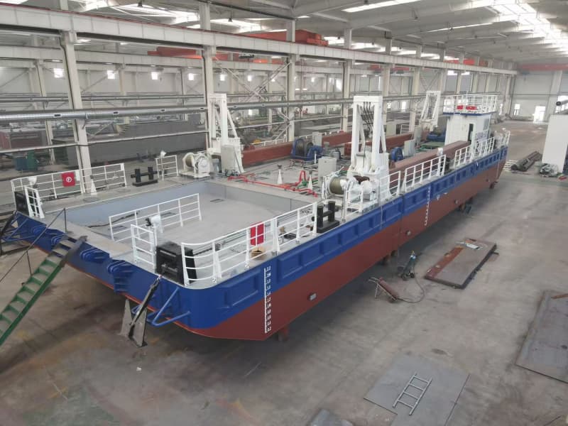 Специализированная рабочая платформа для экскаватора-погрузчика.