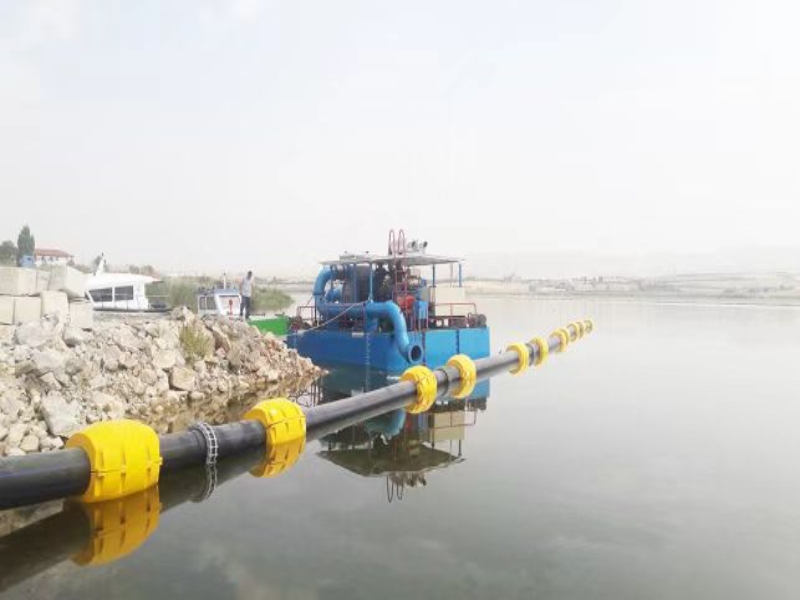 Плавучая насосная станция, повышающая производительность насоса для увеличения дальности сброса грунта земснарядом.